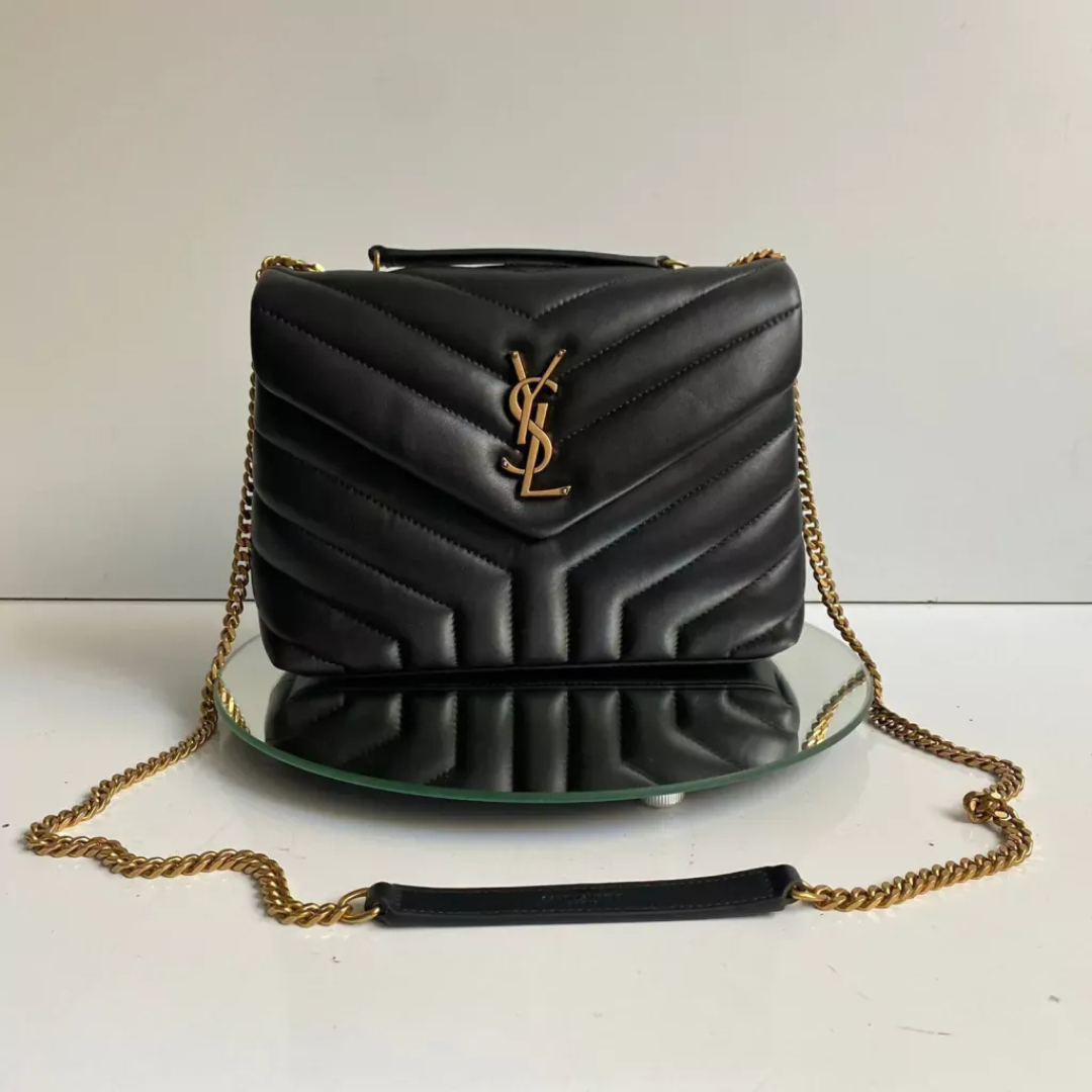 Yves Saint Laurent Set – Handtasche und Sandalen.