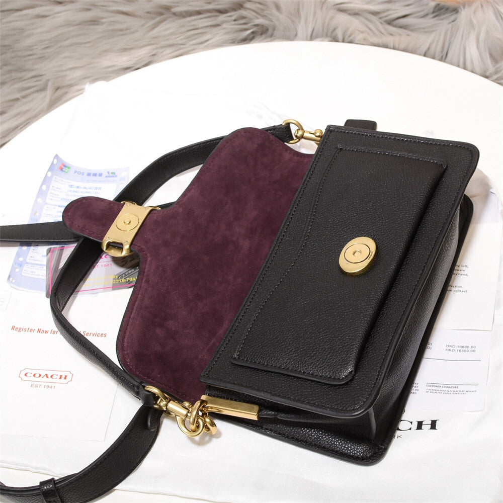 Elegante Leder-Schultertasche mit goldfarbenen Details