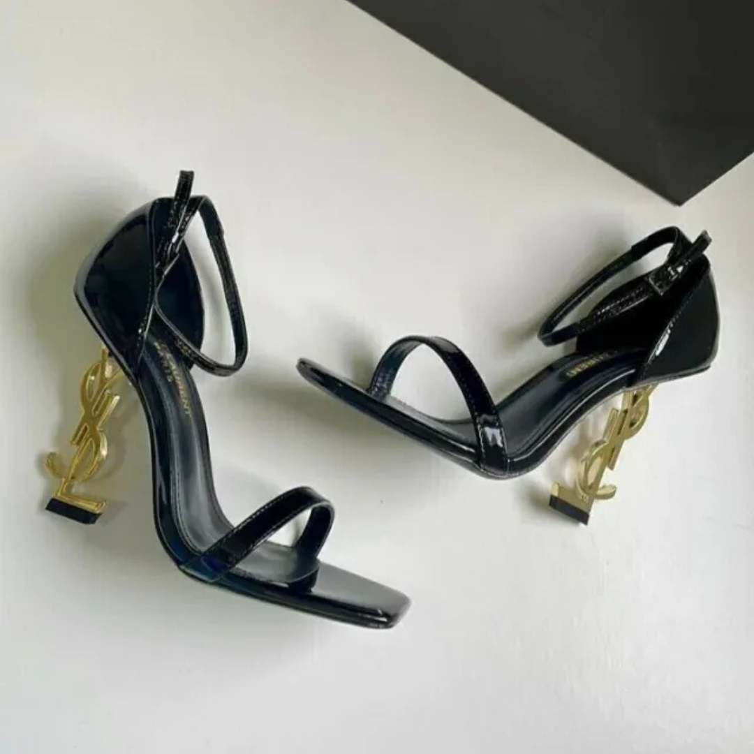 Yves Saint Laurent Set – Handtasche und Sandalen.