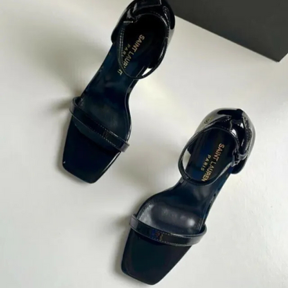 Yves Saint Laurent Set – Handtasche und Sandalen.