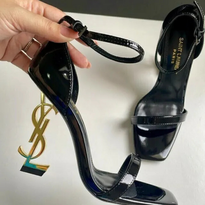 Yves Saint Laurent Set – Handtasche und Sandalen.
