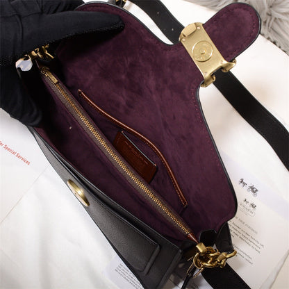 Elegante Leder-Schultertasche mit goldfarbenen Details